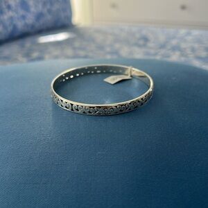 🌸Uluwatu Narrow Bangle NWT
STYLE J39290 with bag